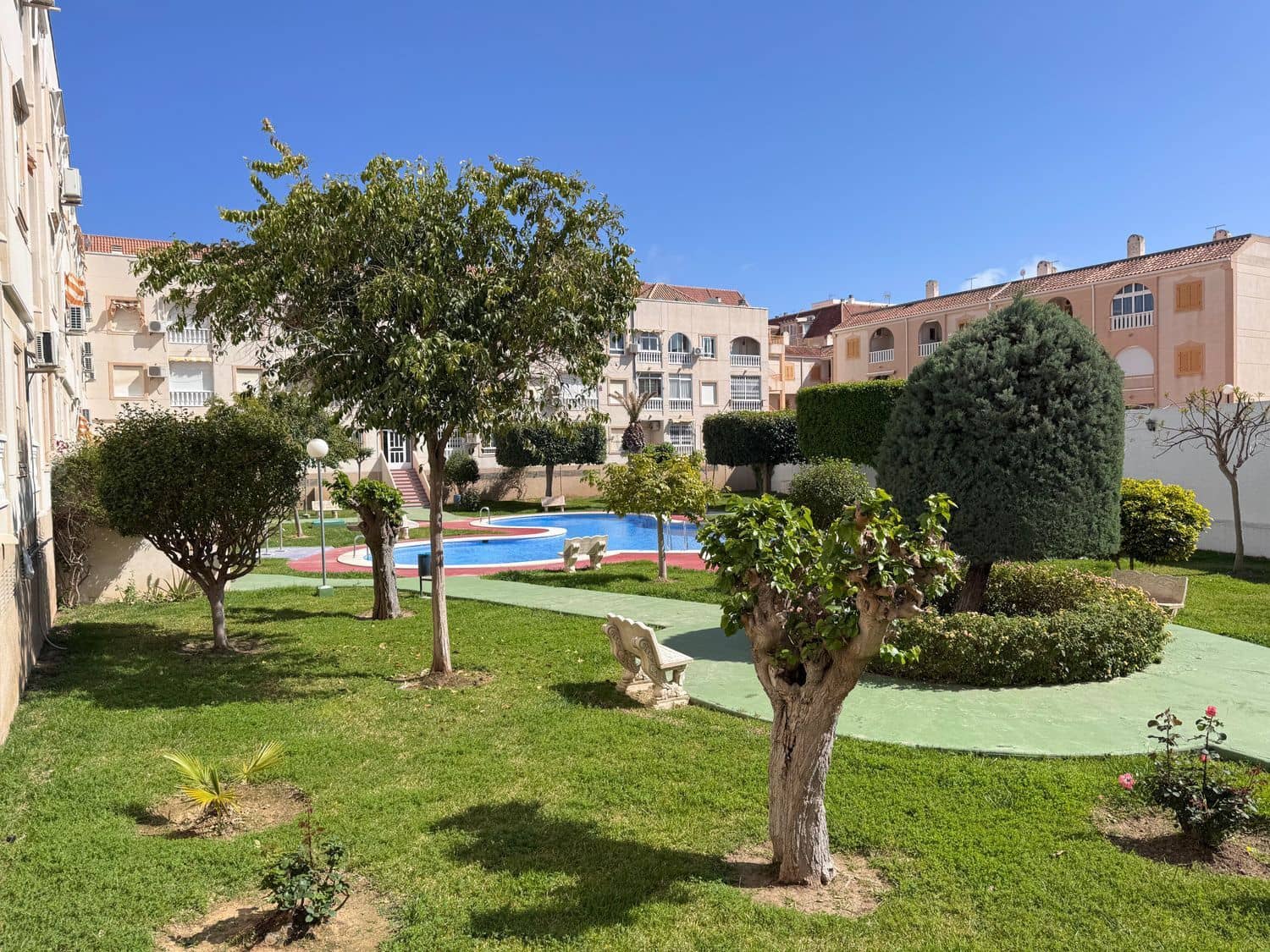 Apartamento de 2 habitaciones en Torrevieja en venta con piscina garaje - 128.000 € (Ref: 9806088)