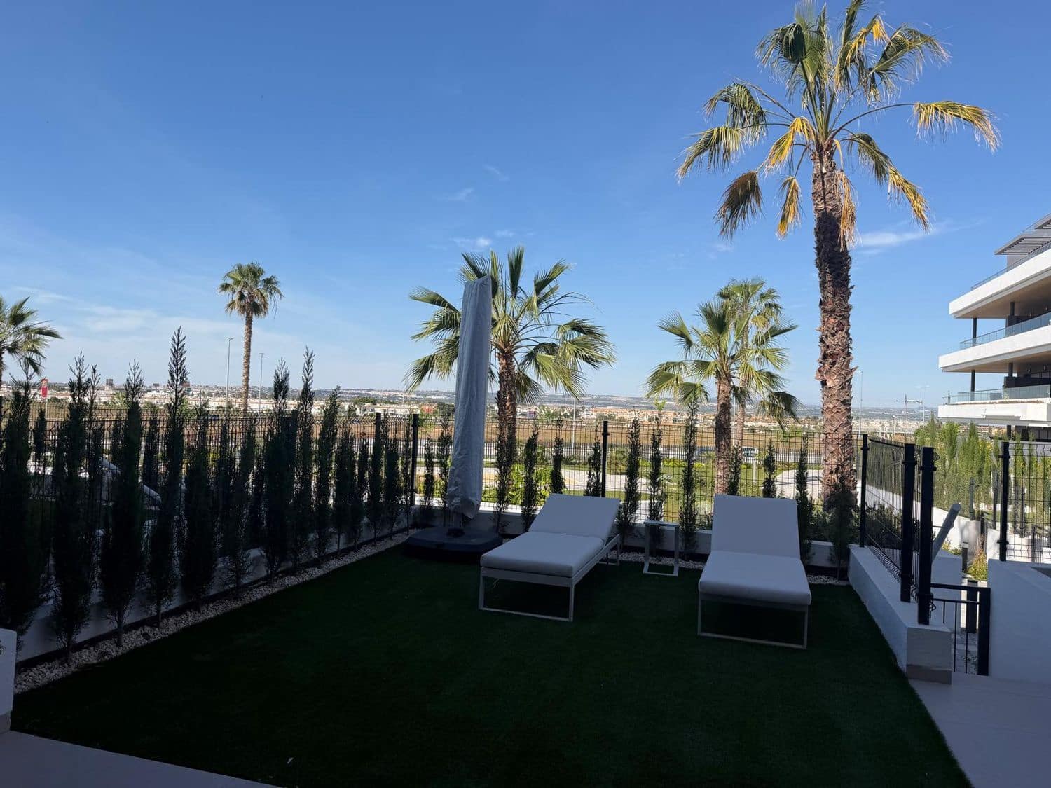 2 soveværelse Lejlighed til salg i Torrevieja med swimmingpool garage - € 351.000 (Ref: 9819900)