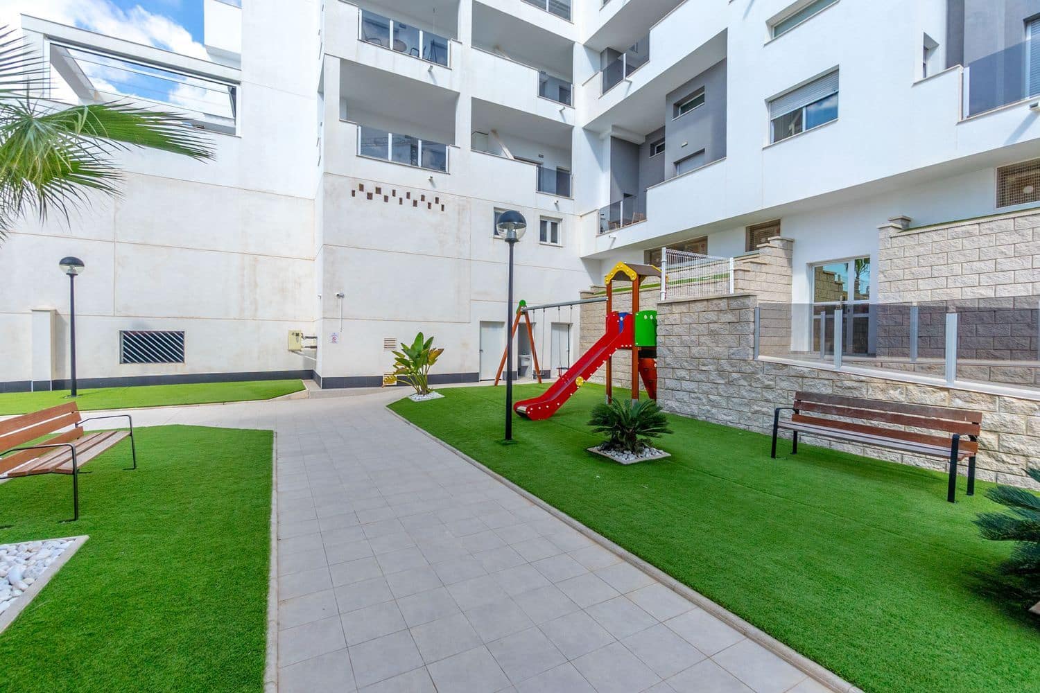 2 slaapkamer Appartement te koop in Filipinas met zwembad garage - € 188.000 (Ref: 9926758)