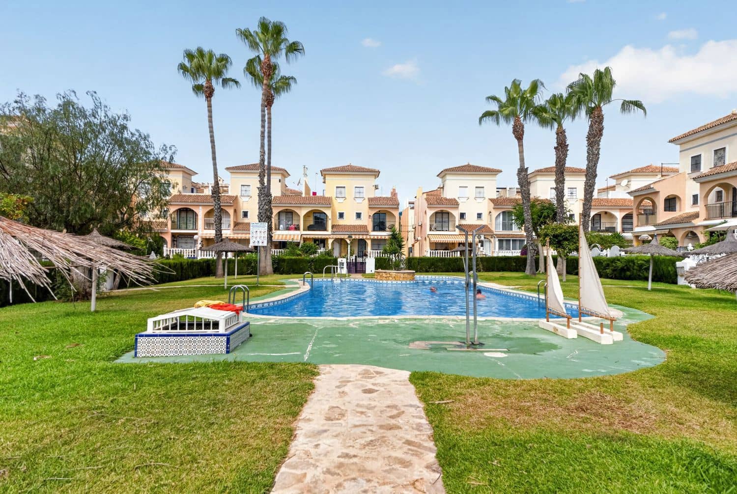 3 soverom Hus til salgs i Orihuela Costa med svømmebasseng garasje - € 210 000 (Ref: 9964576)