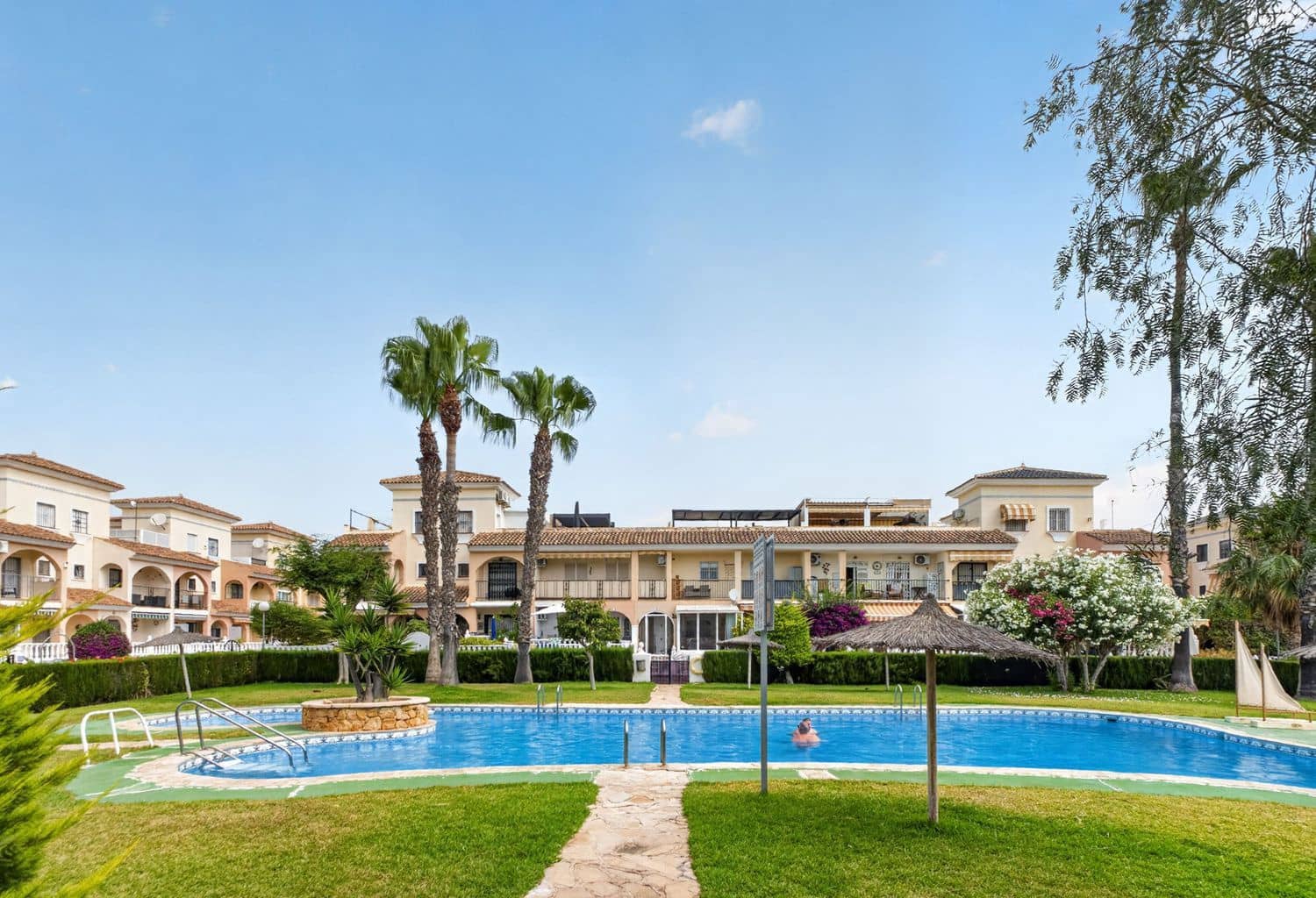 3 soverom Hus til salgs i Orihuela Costa med svømmebasseng garasje - € 210 000 (Ref: 9964576)