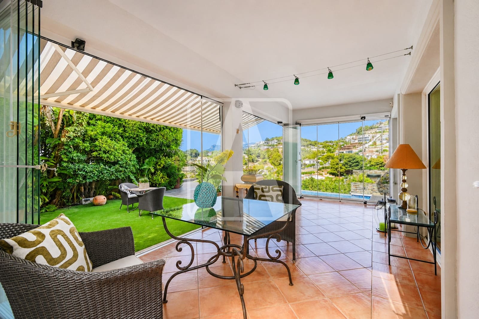 4 bedroom Villa for sale in Benissa with pool garage - € 925,000 (Ref: 10014157)
