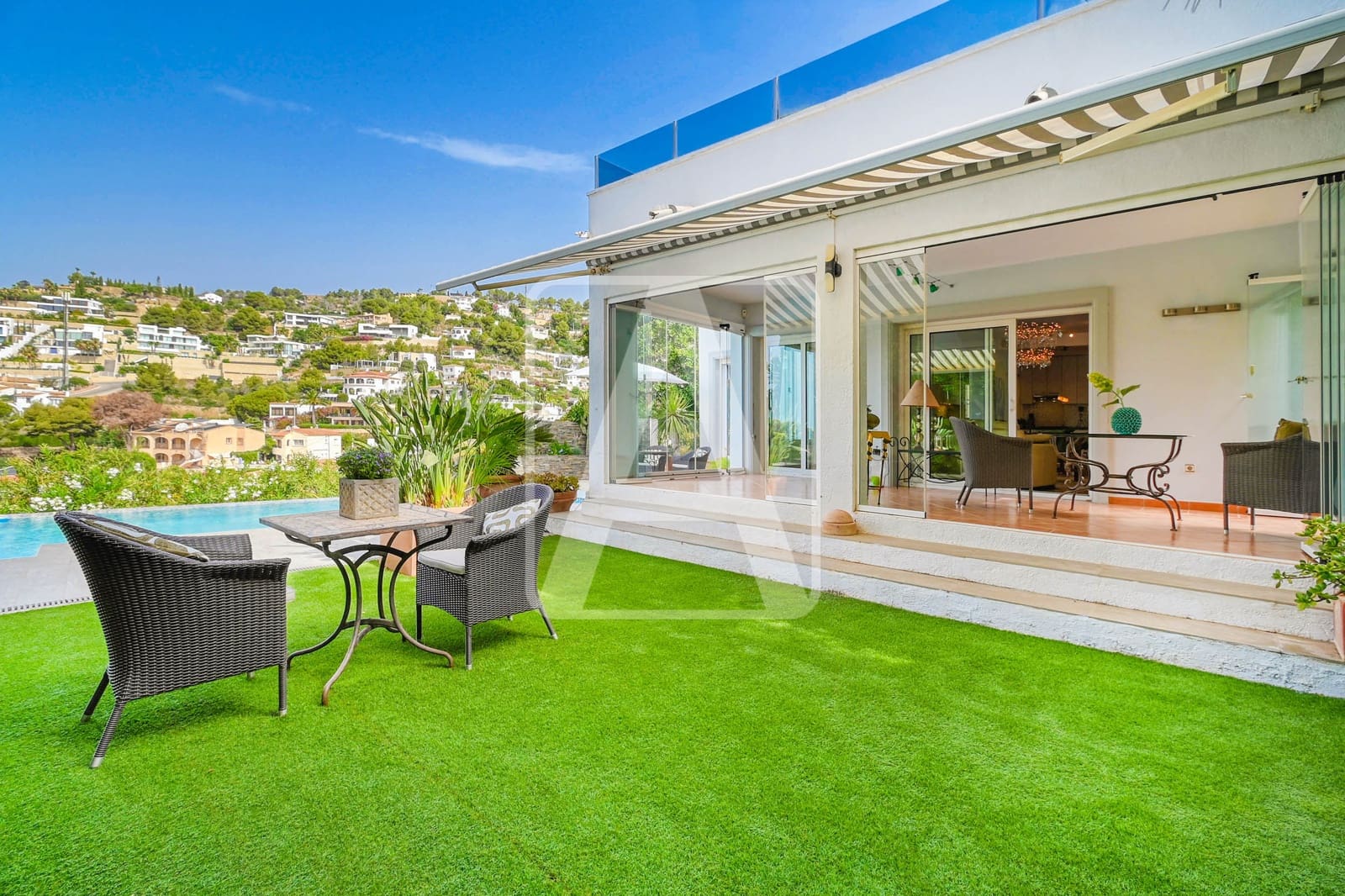 4 bedroom Villa for sale in Benissa with pool garage - € 925,000 (Ref: 10014157)