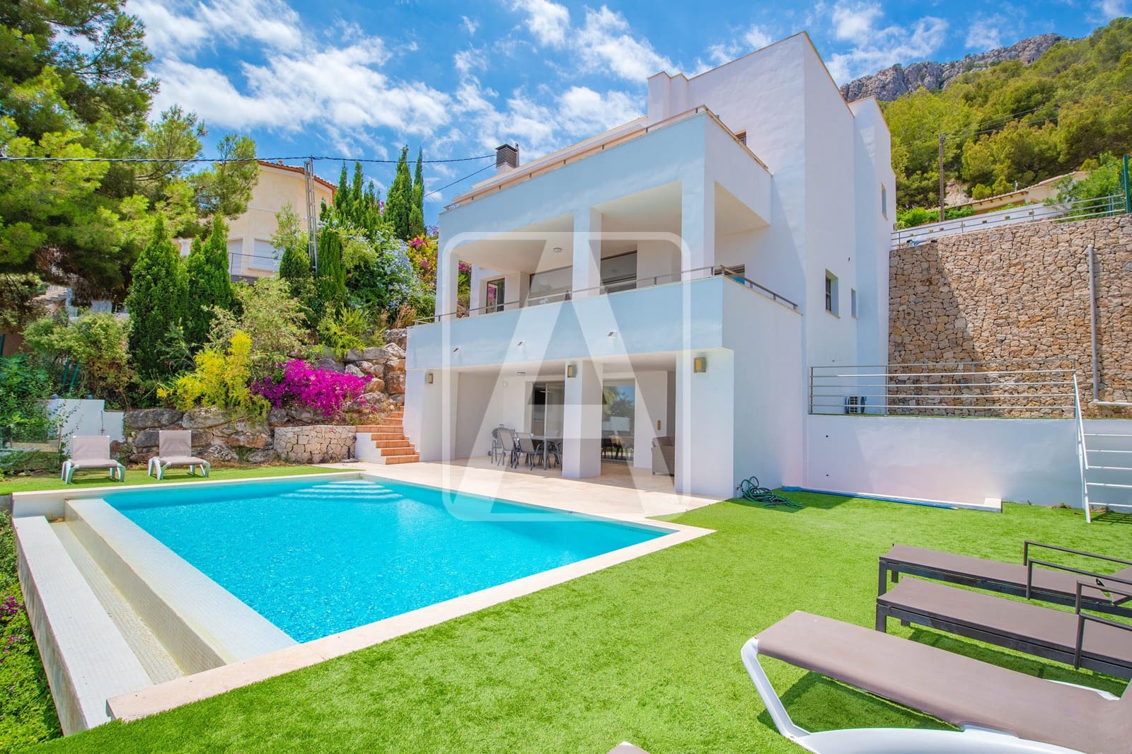 5 bedroom Villa for sale in Calpe / Calp with pool garage - € 1,250,000 (Ref: 10016871)
