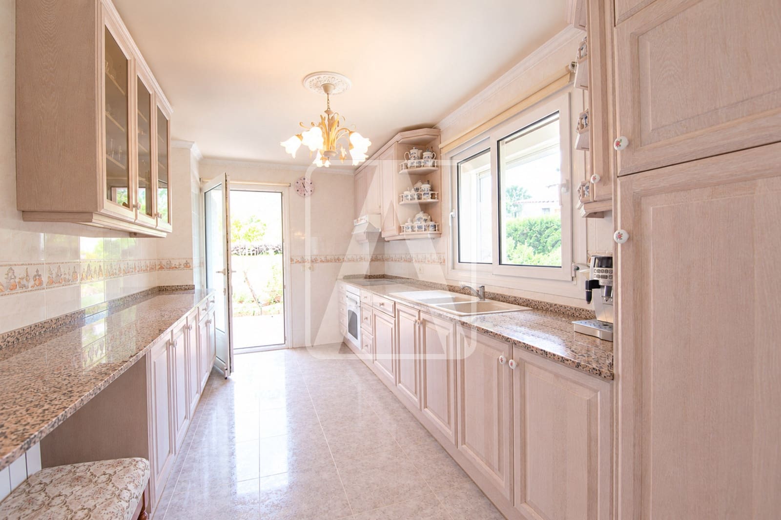 5 bedroom Villa for sale in Calpe / Calp with pool garage - € 1,100,000 (Ref: 10033357)