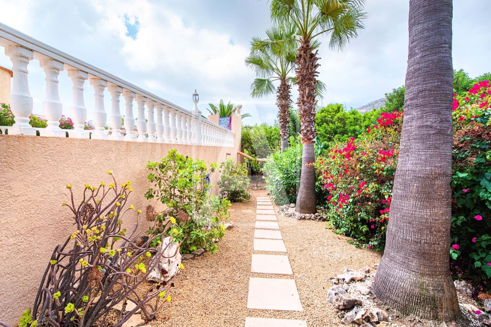 5 bedroom Villa for sale in Calpe / Calp with pool garage - € 1,100,000 (Ref: 10033357)
