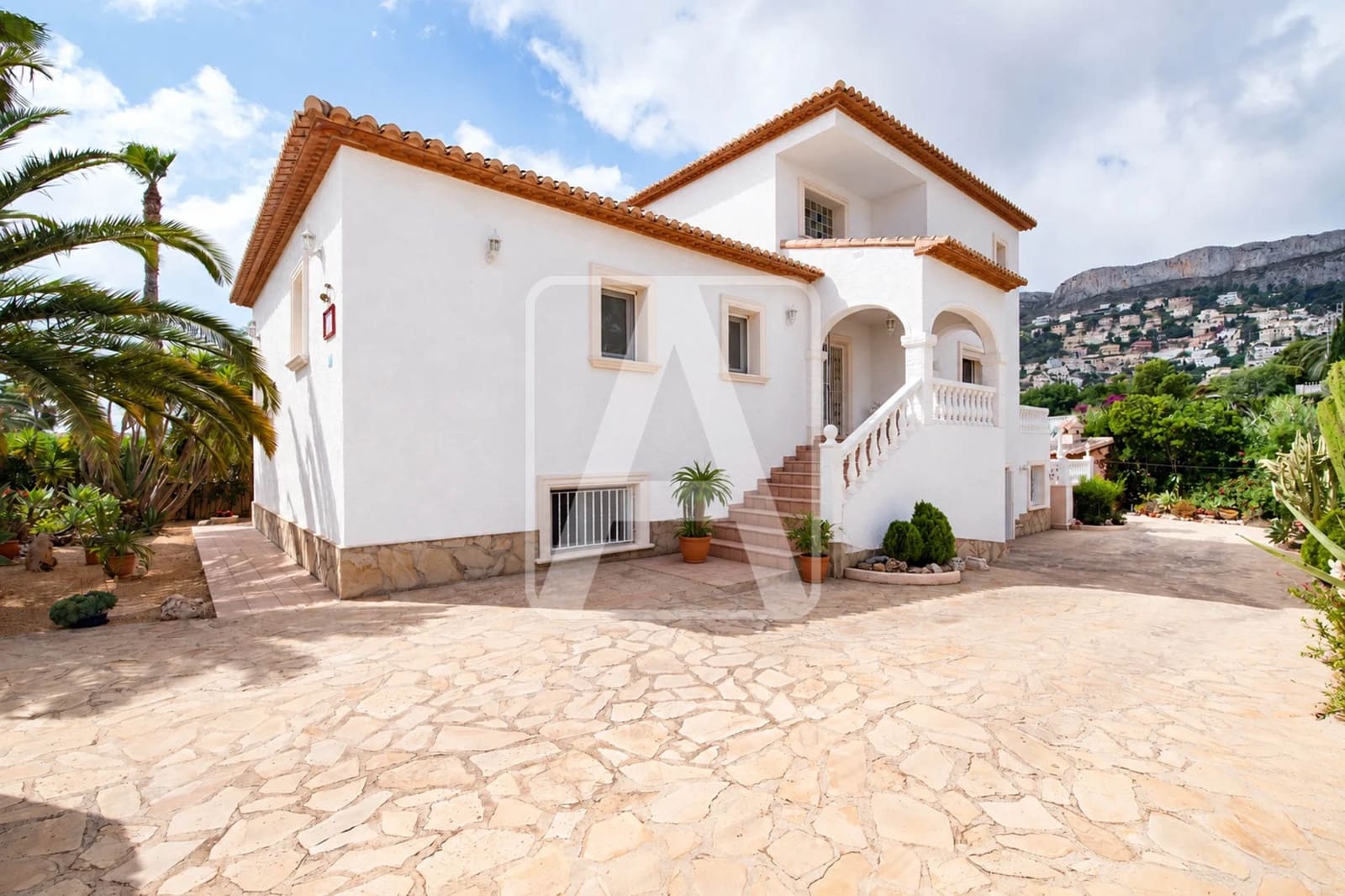 5 bedroom Villa for sale in Calpe / Calp with pool garage - € 1,100,000 (Ref: 10033357)