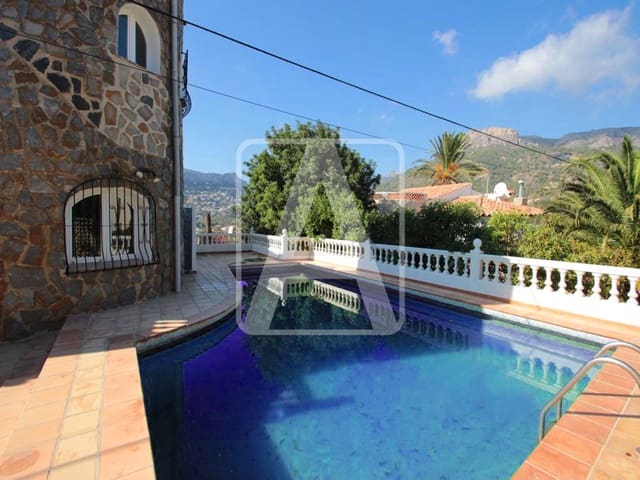 8 Zimmer Villa zu verkaufen in Calpe / Calp mit Pool Garage - 690.000 € (Ref: 2437766)