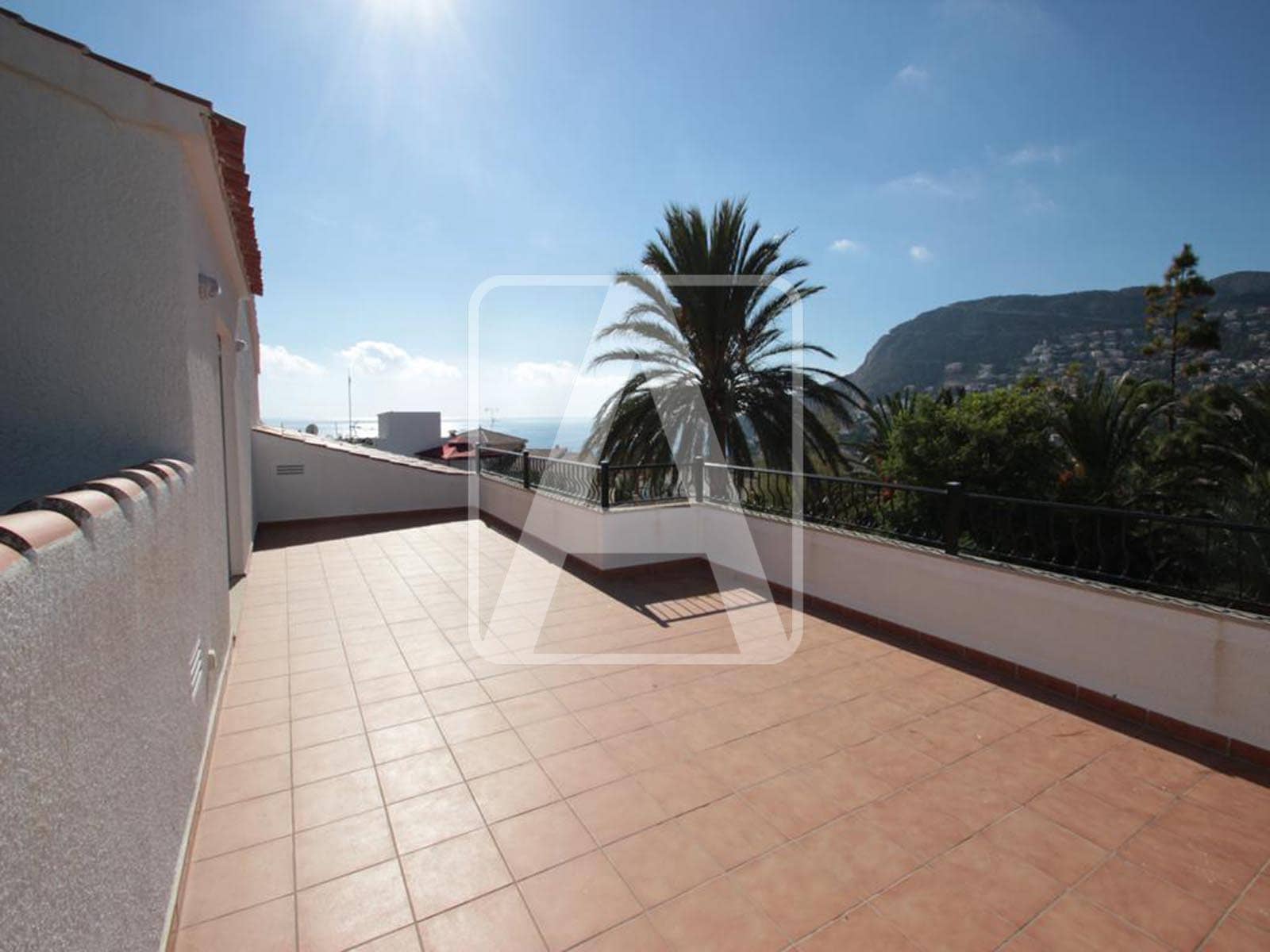 8 Zimmer Villa zu verkaufen in Calpe / Calp mit Pool Garage - 690.000 € (Ref: 2437766)