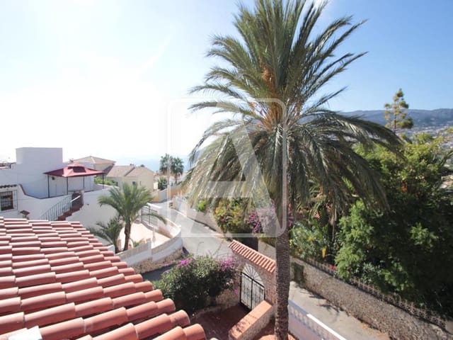 8 Zimmer Villa zu verkaufen in Calpe / Calp mit Pool Garage - 690.000 € (Ref: 2437766)