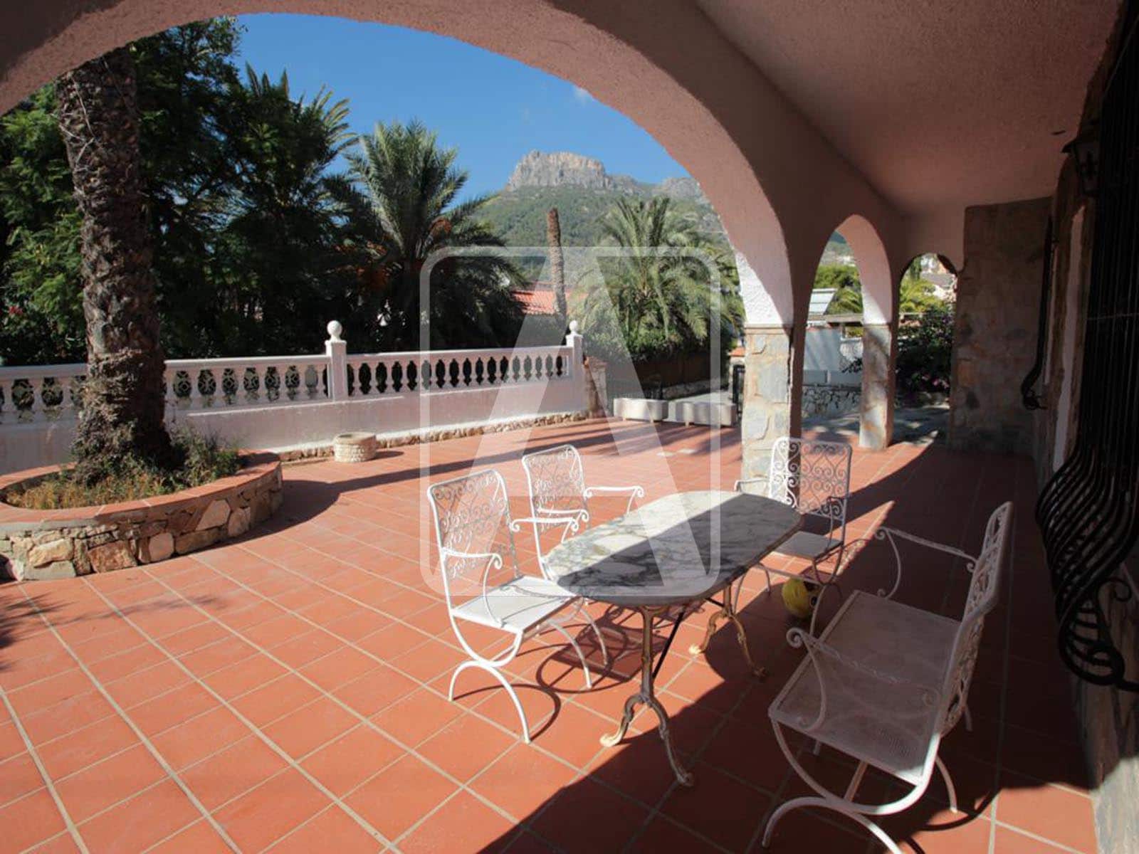 8 Zimmer Villa zu verkaufen in Calpe / Calp mit Pool Garage - 690.000 € (Ref: 2437766)