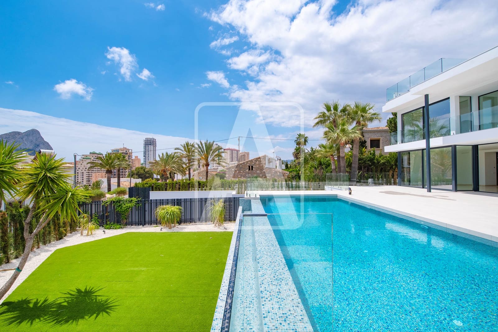 5 bedroom Villa for sale in Calpe / Calp with garage - € 3,900,000 (Ref: 4390043)