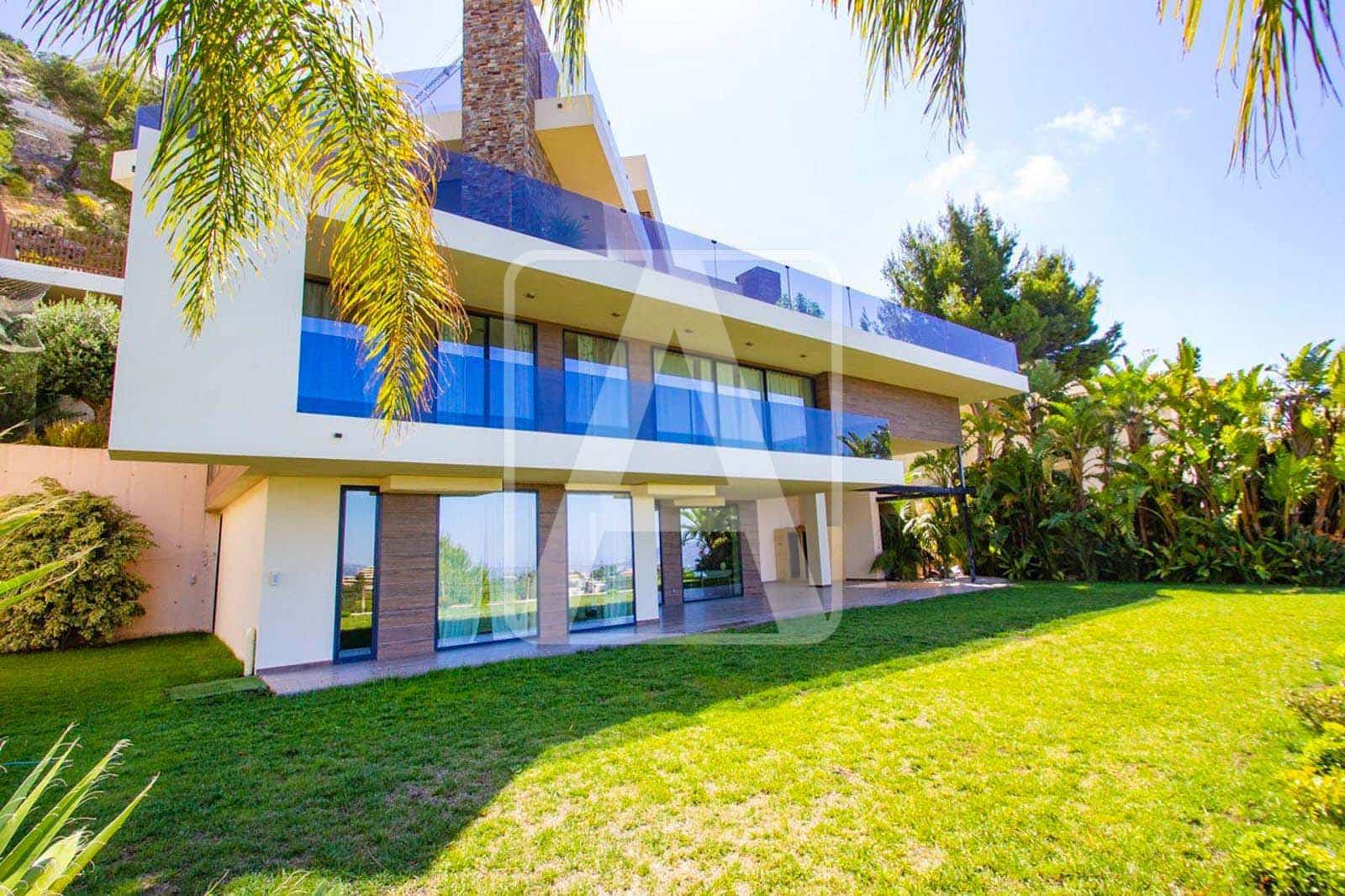 4 bedroom Villa for sale in Altea with pool garage - € 2,650,000 (Ref: 4640012)