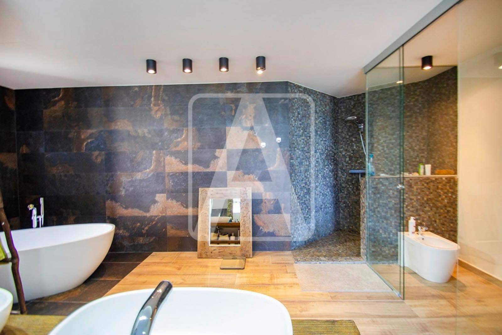 4 bedroom Villa for sale in Altea with pool garage - € 2,650,000 (Ref: 4640012)