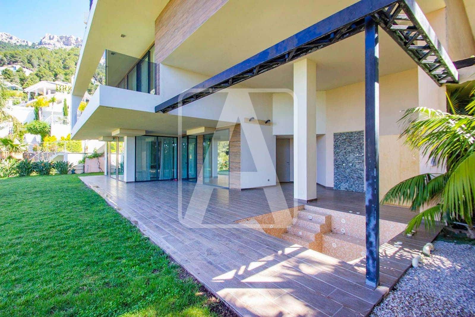4 bedroom Villa for sale in Altea with pool garage - € 2,650,000 (Ref: 4640012)