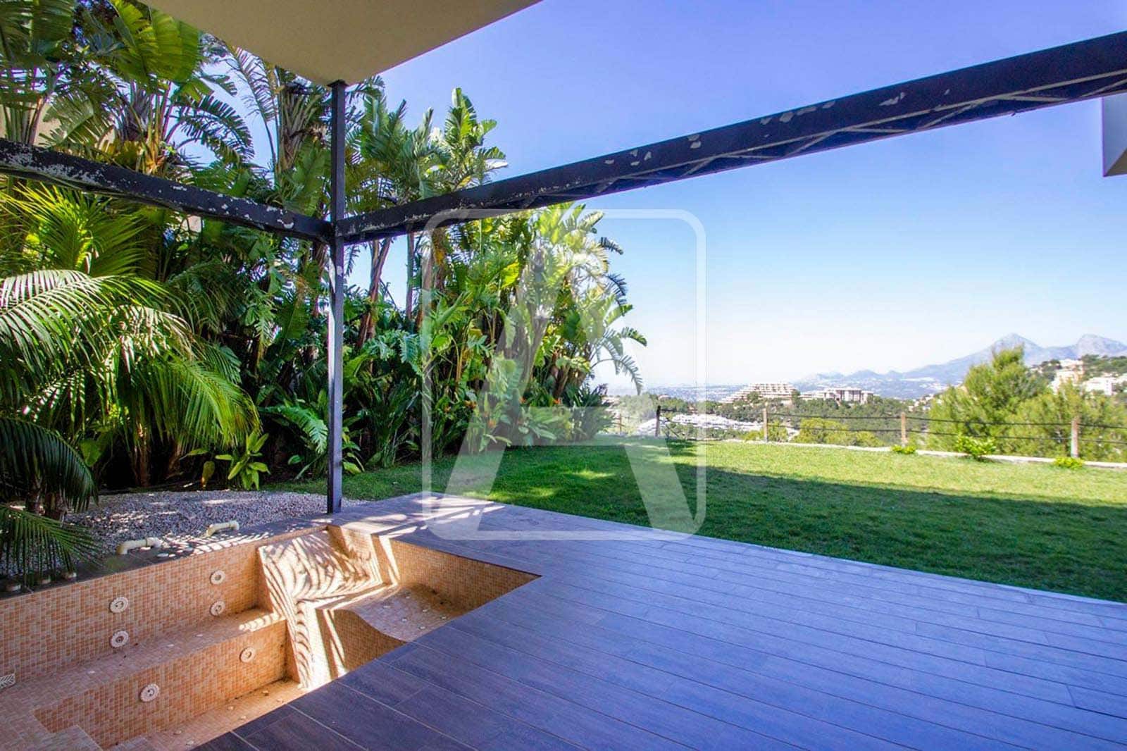 4 bedroom Villa for sale in Altea with pool garage - € 2,650,000 (Ref: 4640012)