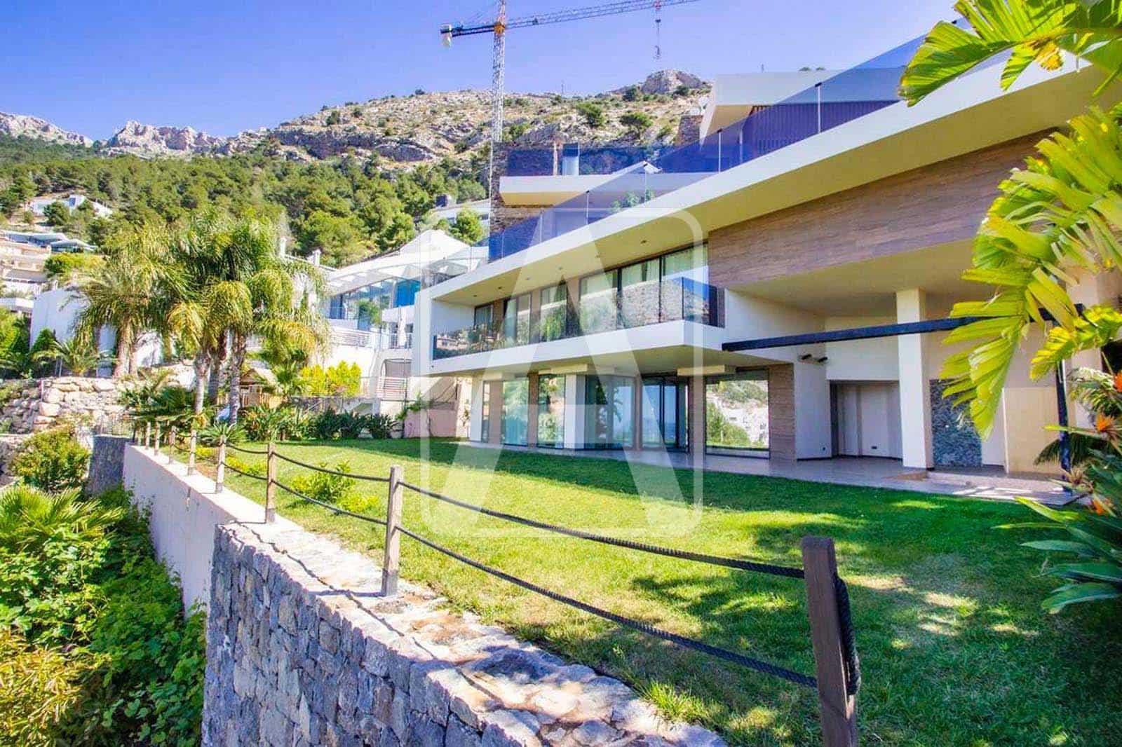 4 bedroom Villa for sale in Altea with pool garage - € 2,650,000 (Ref: 4640012)