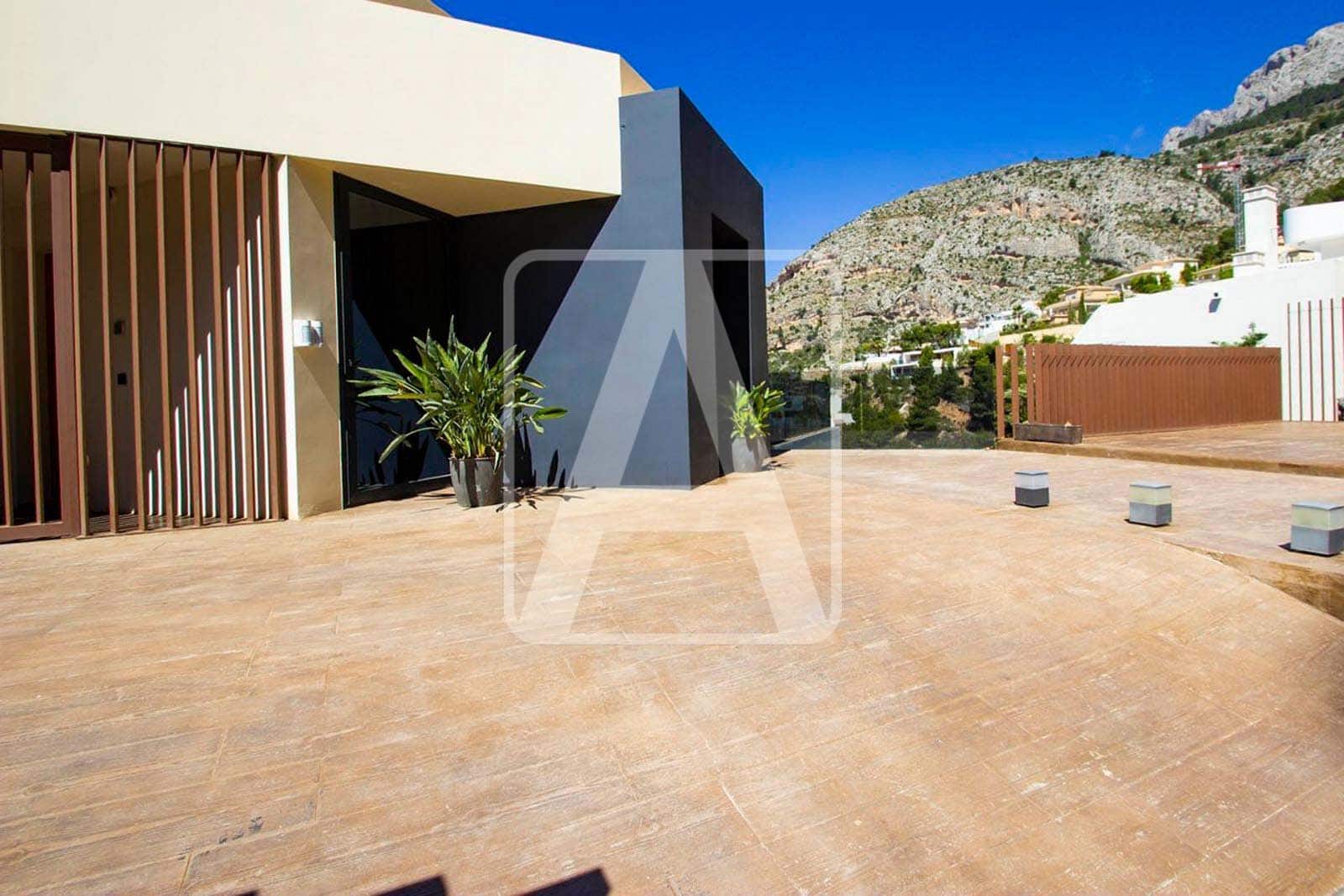 4 bedroom Villa for sale in Altea with pool garage - € 2,650,000 (Ref: 4640012)