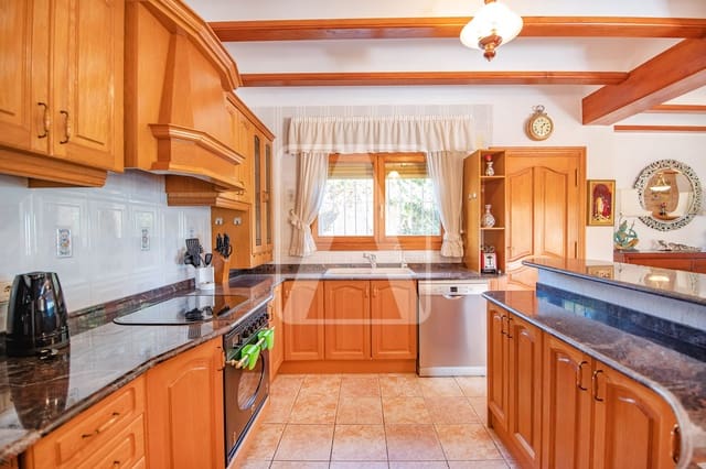 5 Zimmer Villa zu verkaufen in Calpe / Calp mit Pool Garage - 1.165.000 € (Ref: 6824584)