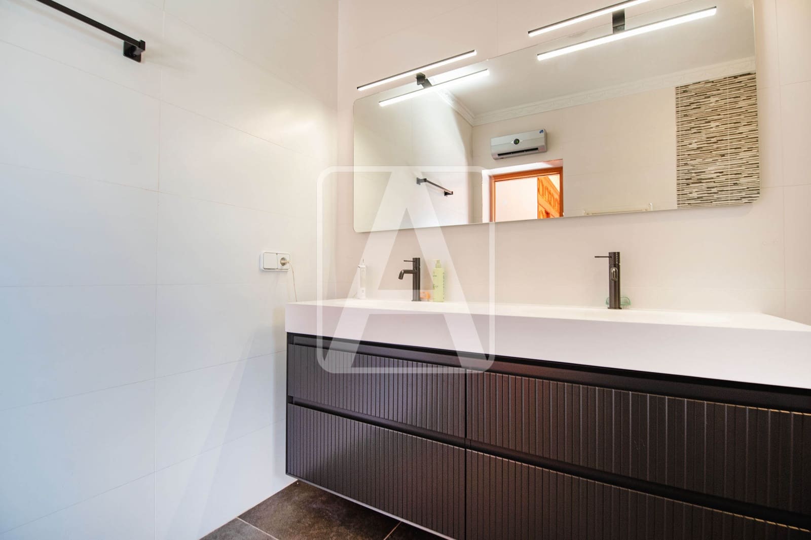 5 bedroom Villa for sale in Calpe / Calp with pool garage - € 1,165,000 (Ref: 6824584)