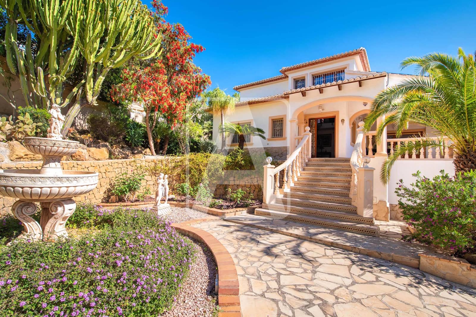 5 bedroom Villa for sale in Calpe / Calp with pool garage - € 1,165,000 (Ref: 6824584)