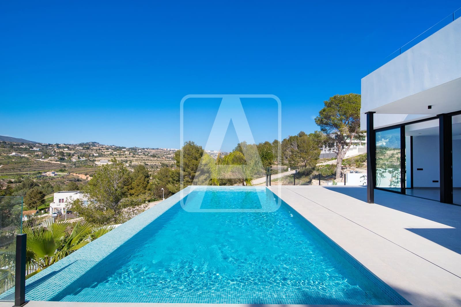 3 soverom Villa til salgs i Calpe / Calp med svømmebasseng garasje - € 1 135 000 (Ref: 7602518)