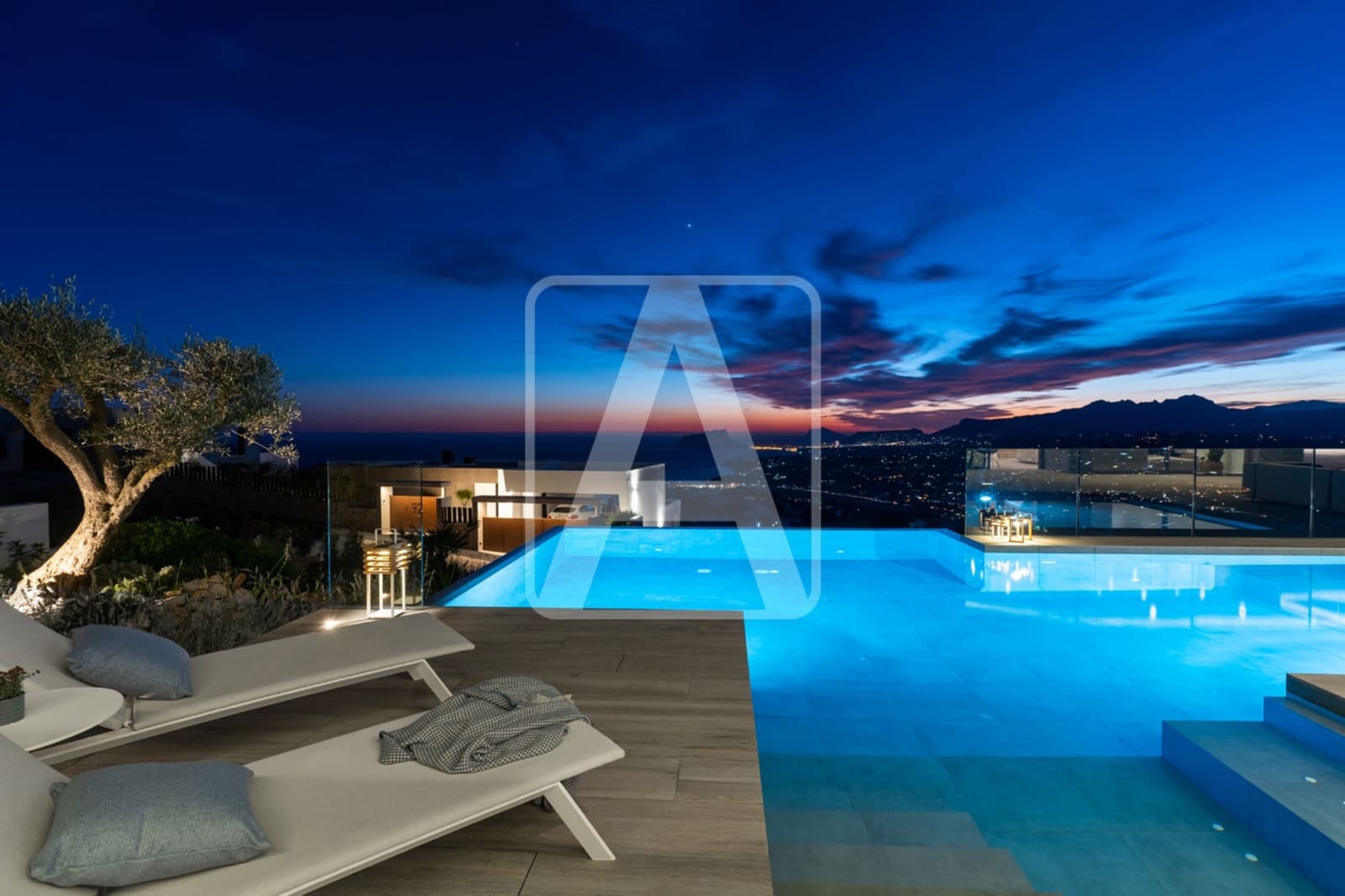 4 bedroom Villa for sale in Cumbre del Sol with pool garage - € 2,950,000 (Ref: 8084990)