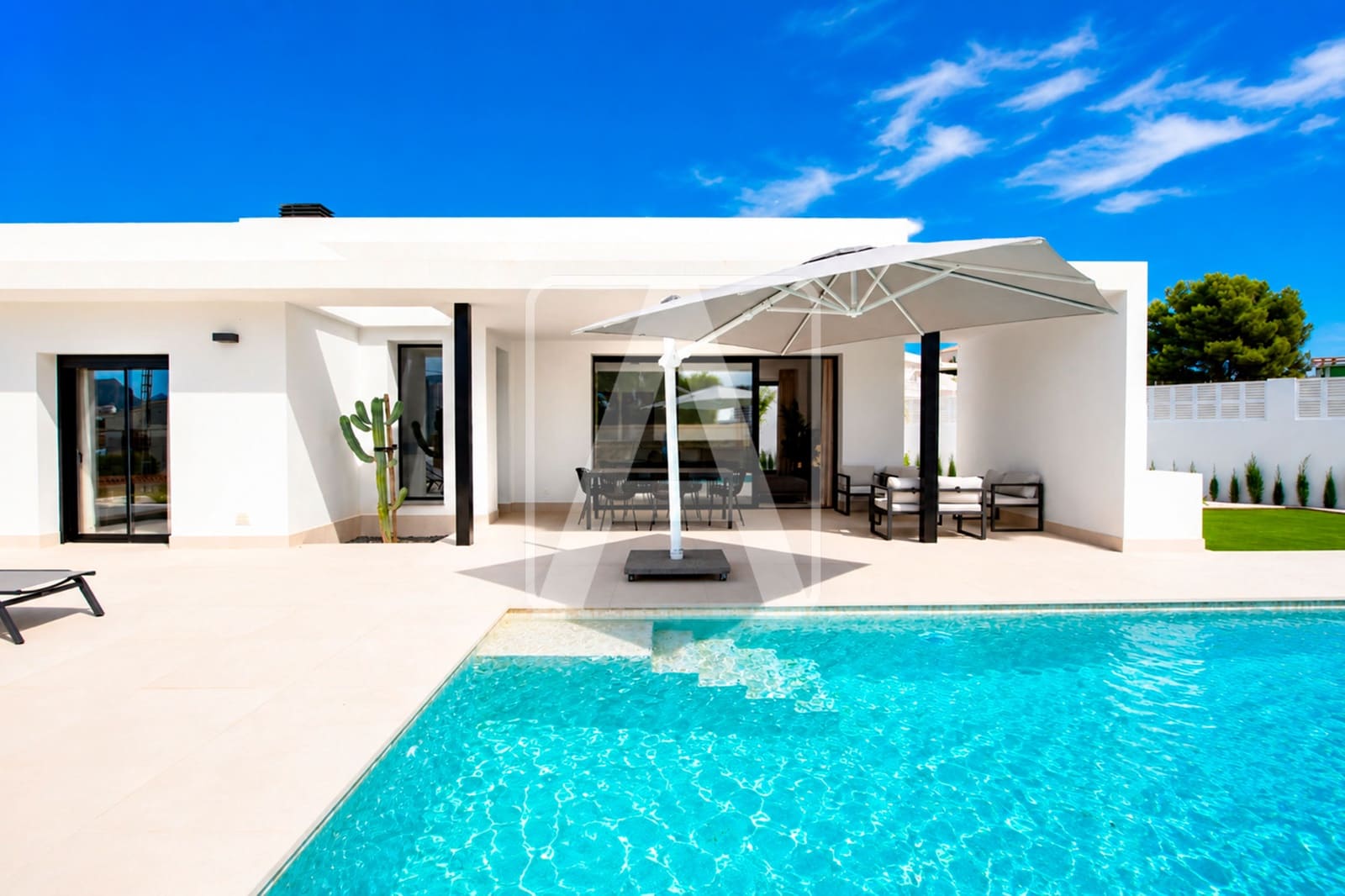 4 bedroom Villa for sale in Calpe / Calp with pool garage - € 1,050,000 (Ref: 8096231)