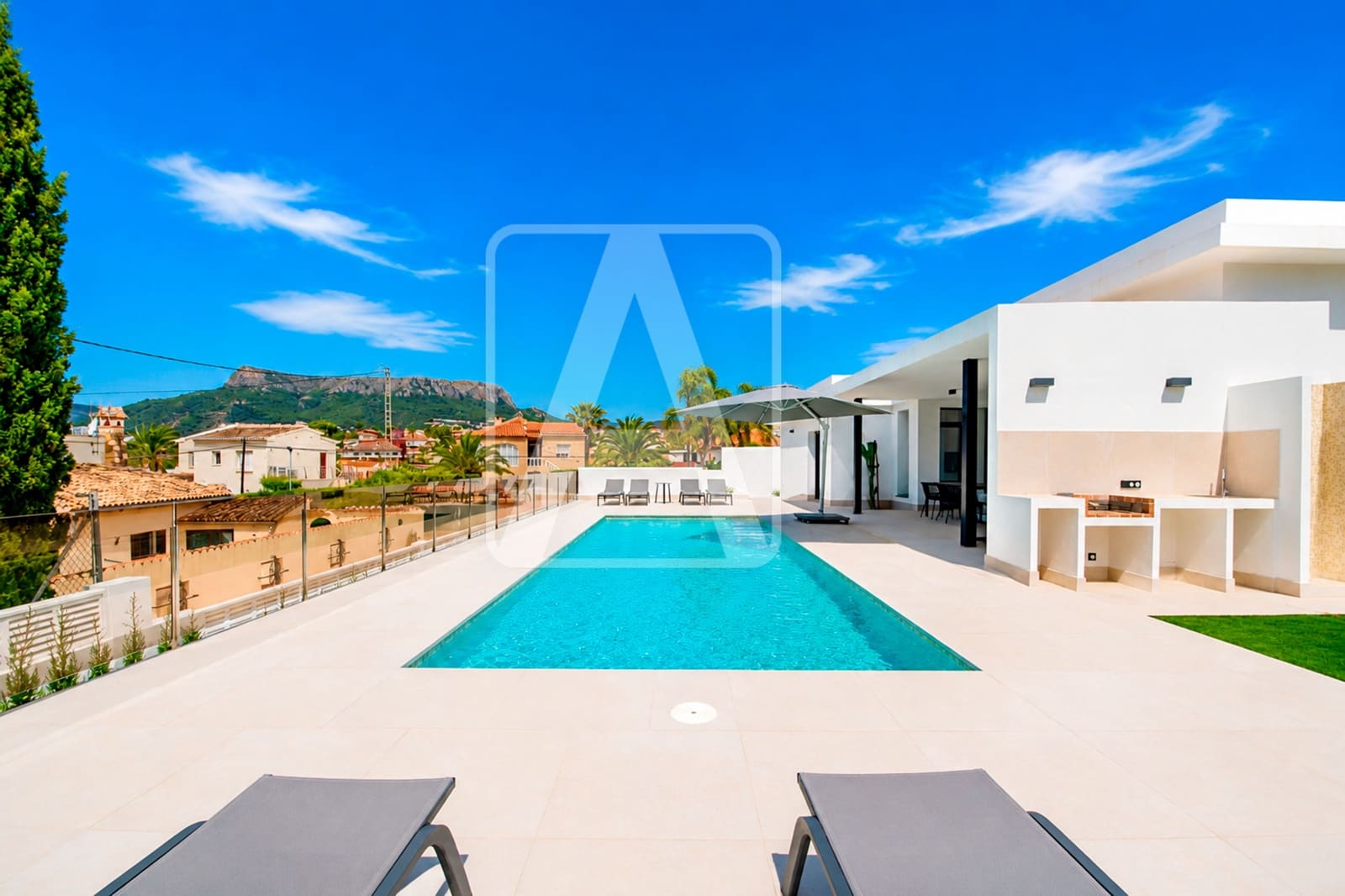 4 bedroom Villa for sale in Calpe / Calp with pool garage - € 1,050,000 (Ref: 8096231)