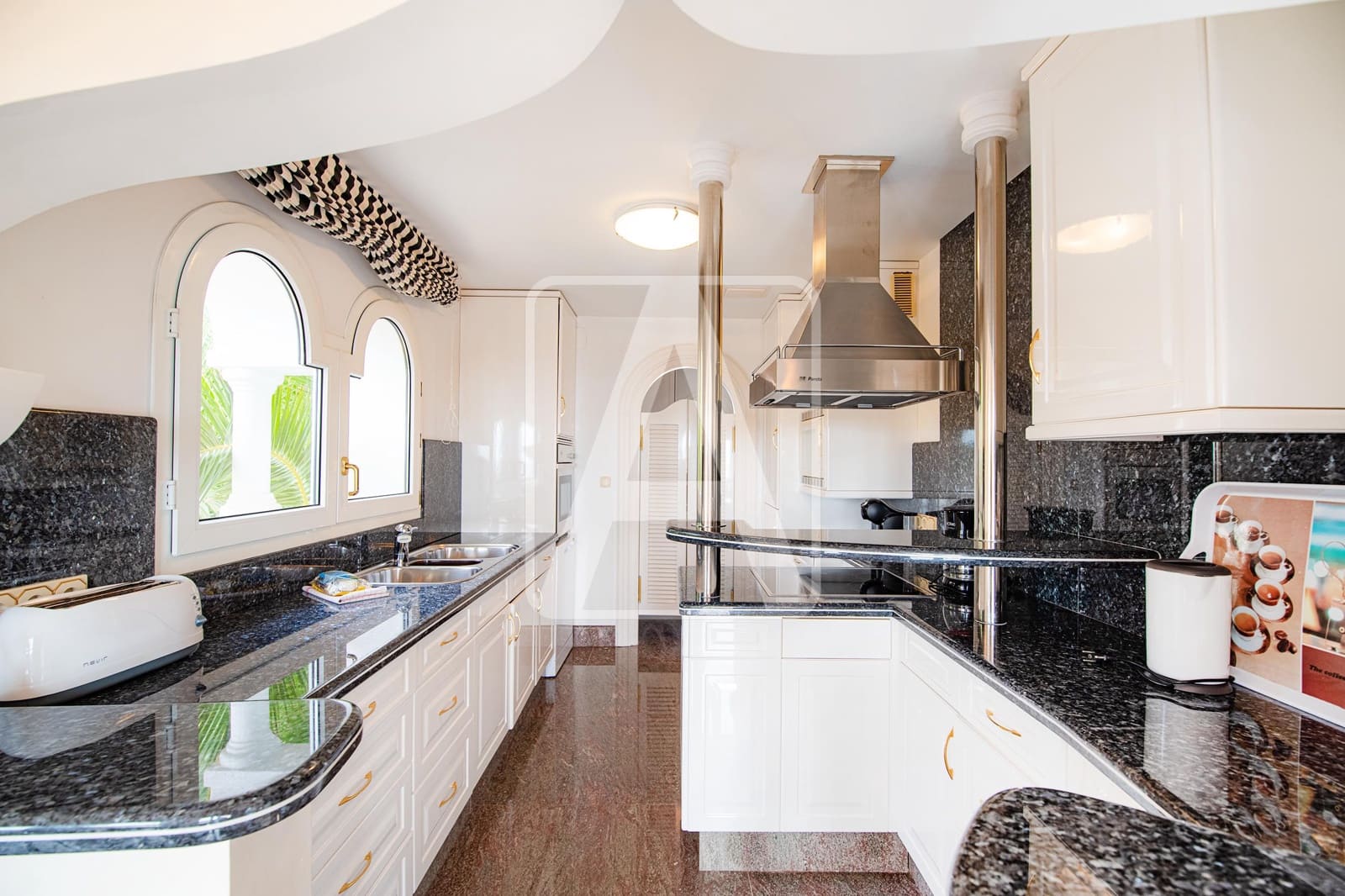 4 bedroom Villa for sale in Benissa with garage - € 1,990,000 (Ref: 8546225)