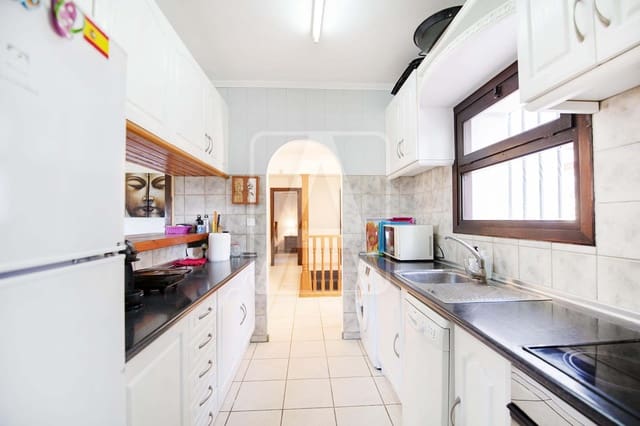 5 bedroom Villa for sale in Moraira, Teulada-Moraira with pool garage - € 650,000 (Ref: 8560937)