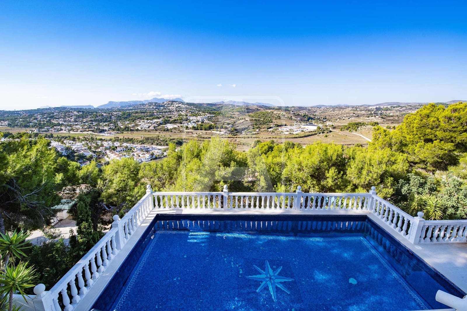 5 bedroom Villa for sale in Moraira with pool garage - € 650,000 (Ref: 8560937)