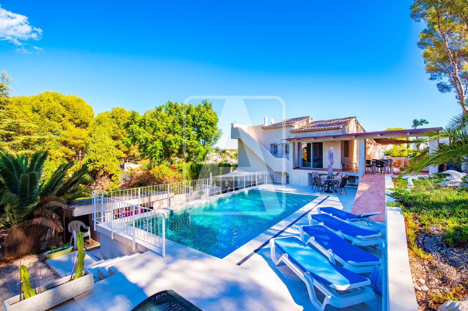 5 makuuhuone Huvila myytävänä paikassa Benissa mukana 
autotalli - 710 000 € (Ref: 8596112)