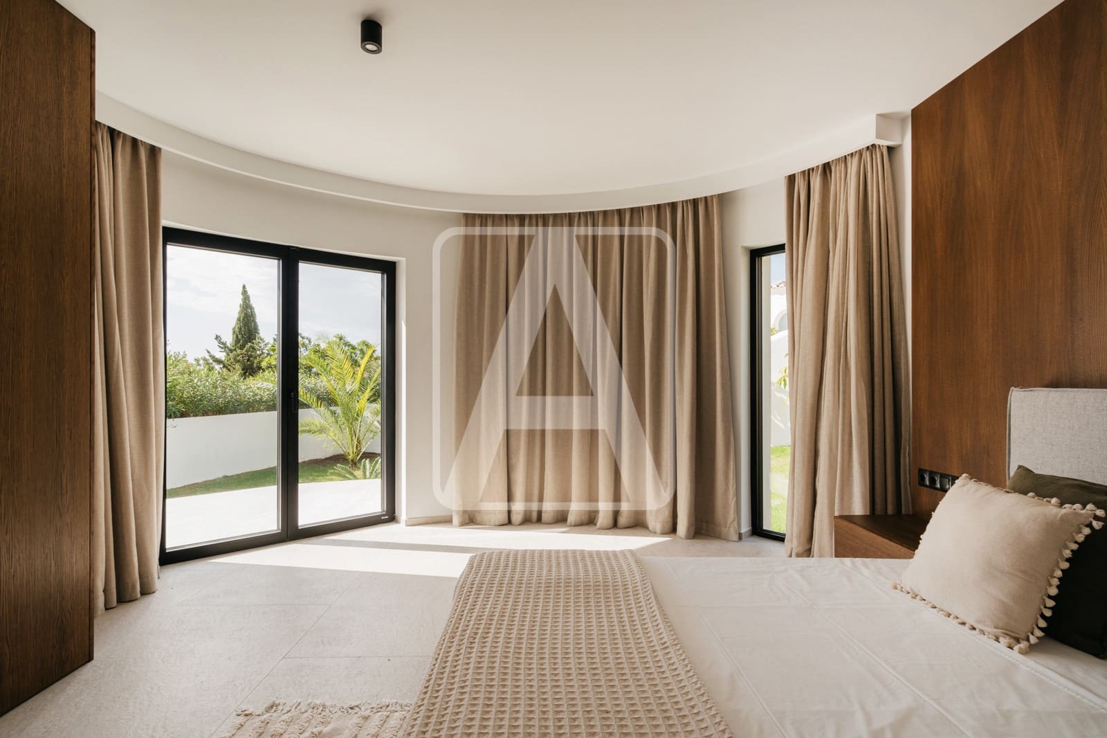 5 bedroom Villa for sale in Cumbre del Sol with garage - € 1,750,000 (Ref: 8760386)