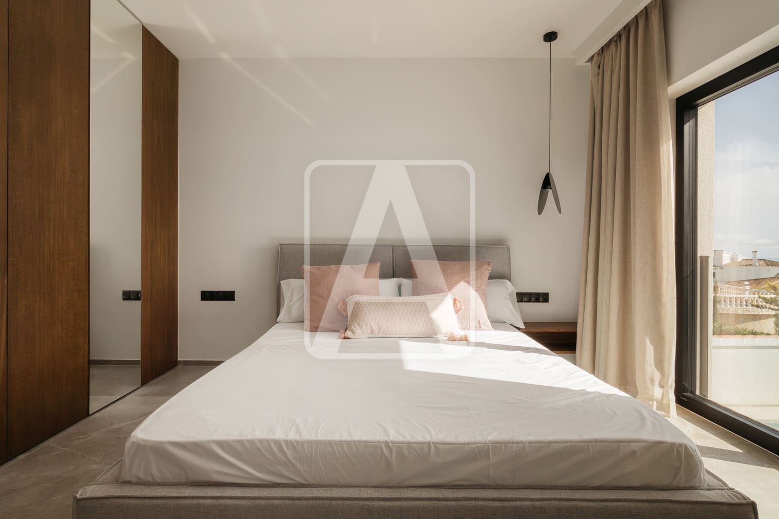 5 bedroom Villa for sale in Cumbre del Sol with garage - € 1,750,000 (Ref: 8760386)