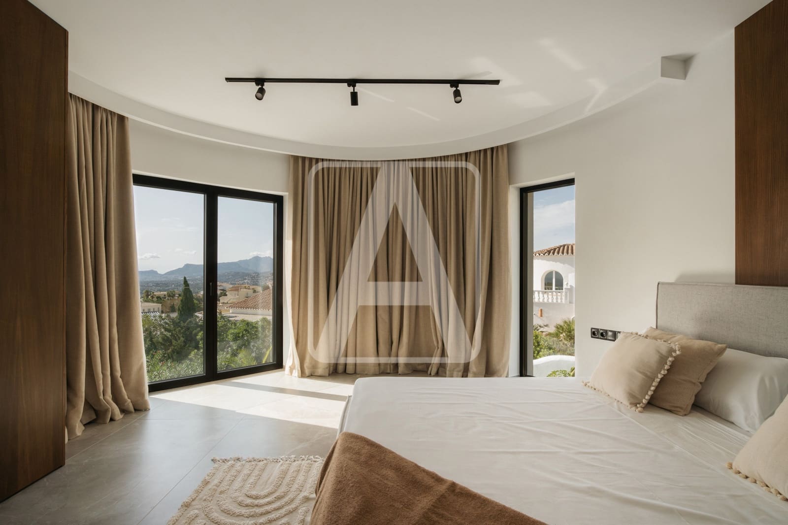 5 bedroom Villa for sale in Cumbre del Sol with garage - € 1,750,000 (Ref: 8760386)