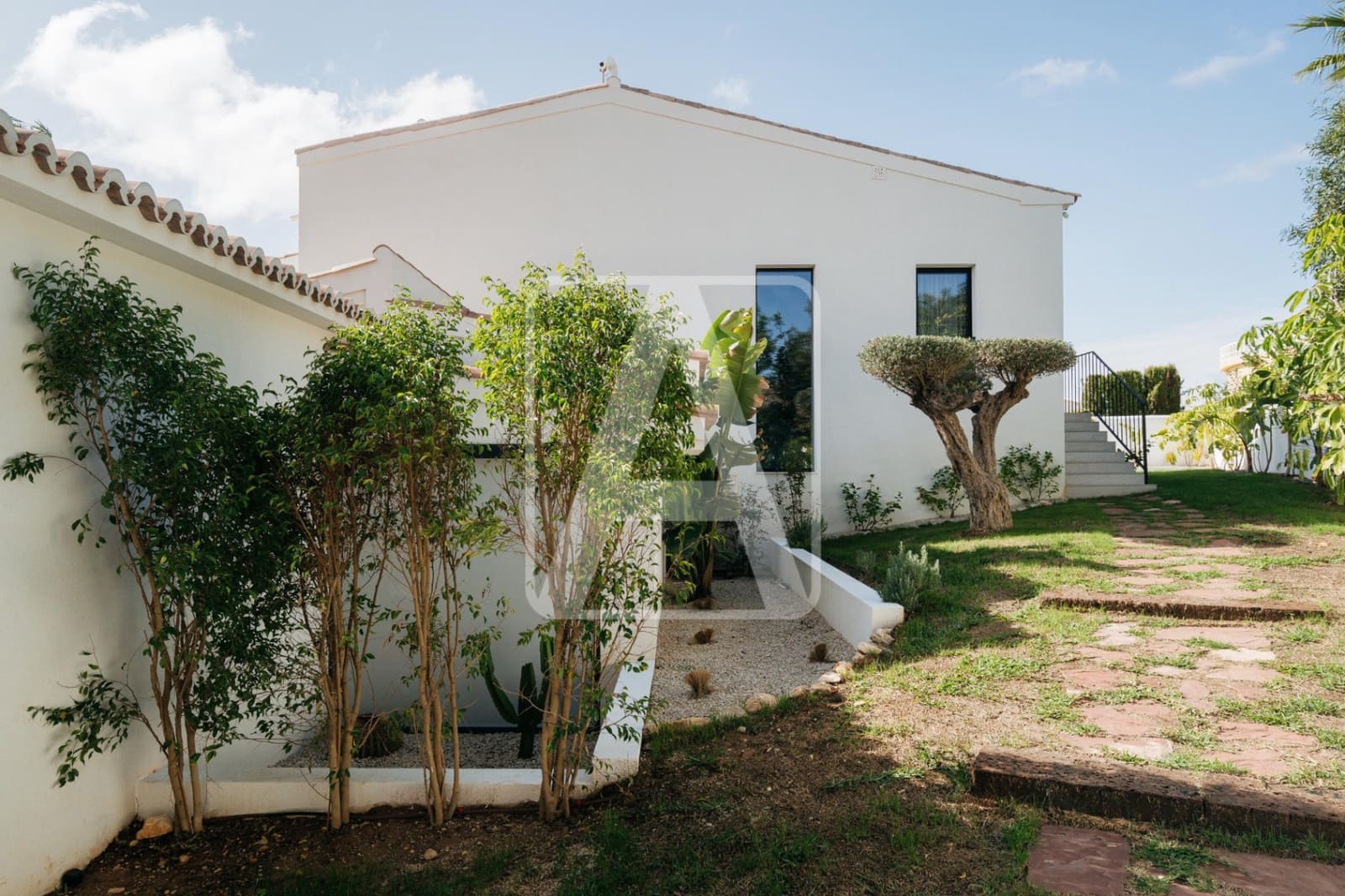 5 bedroom Villa for sale in Cumbre del Sol with garage - € 1,750,000 (Ref: 8760386)