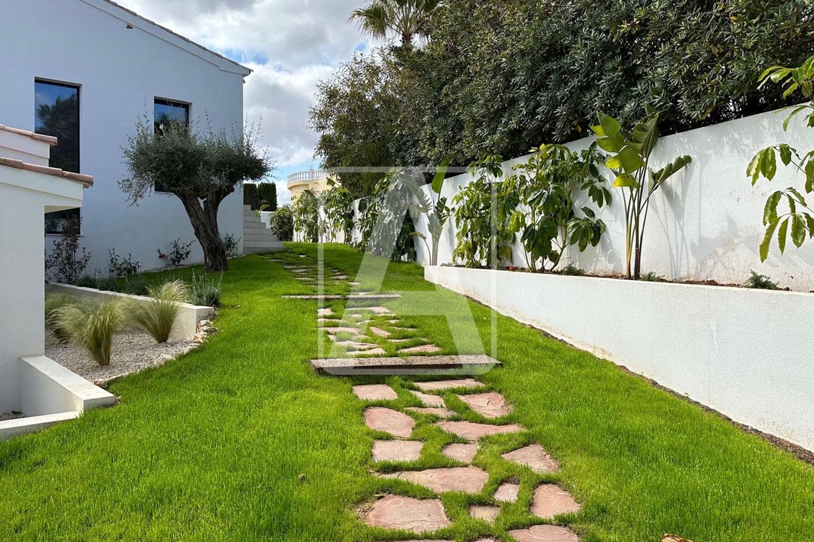 5 bedroom Villa for sale in Cumbre del Sol with garage - € 1,750,000 (Ref: 8760386)