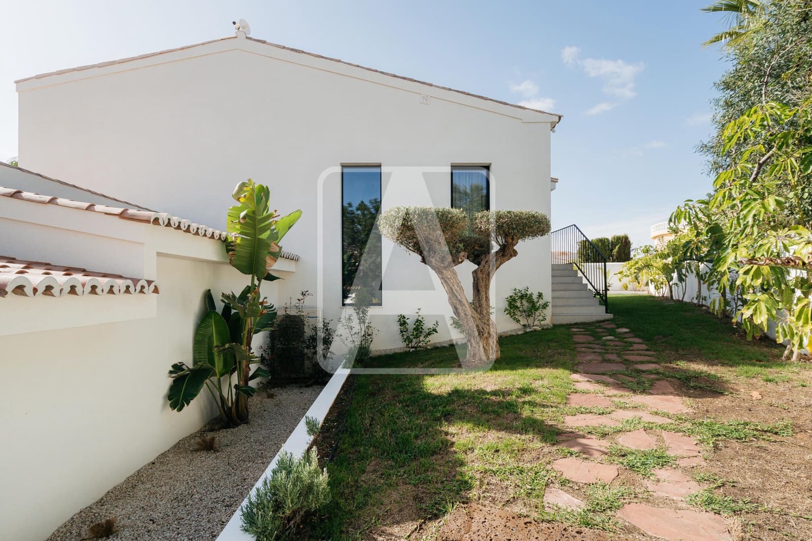 5 bedroom Villa for sale in Cumbre del Sol with garage - € 1,750,000 (Ref: 8760386)