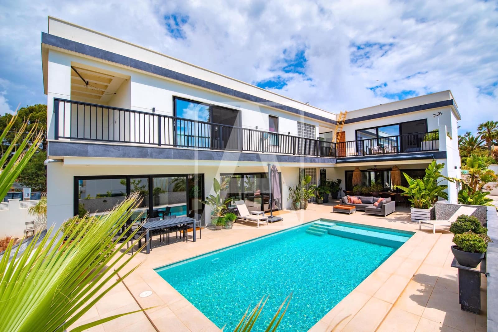 4 bedroom Villa for sale in Calpe / Calp with pool garage - € 1,589,000 (Ref: 9003886)