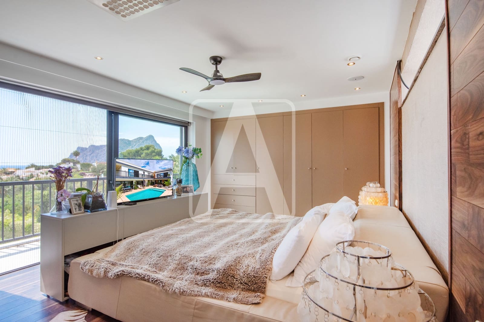 4 bedroom Villa for sale in Calpe / Calp with pool garage - € 1,589,000 (Ref: 9003886)