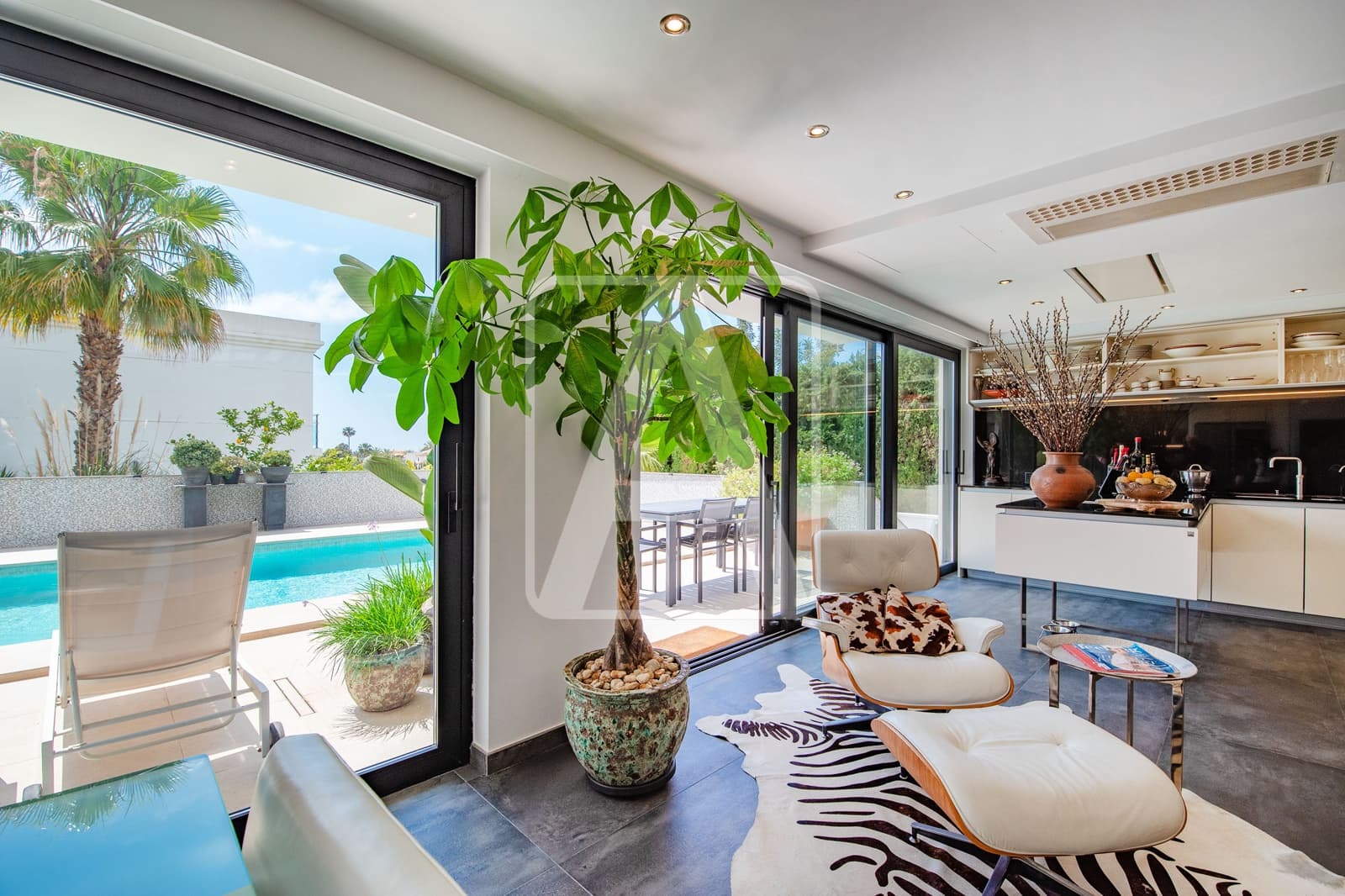 4 bedroom Villa for sale in Calpe / Calp with pool garage - € 1,589,000 (Ref: 9003886)