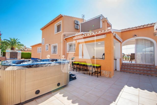 3 bedroom Villa for sale in Calpe / Calp with pool garage - € 665,000 (Ref: 9110818)