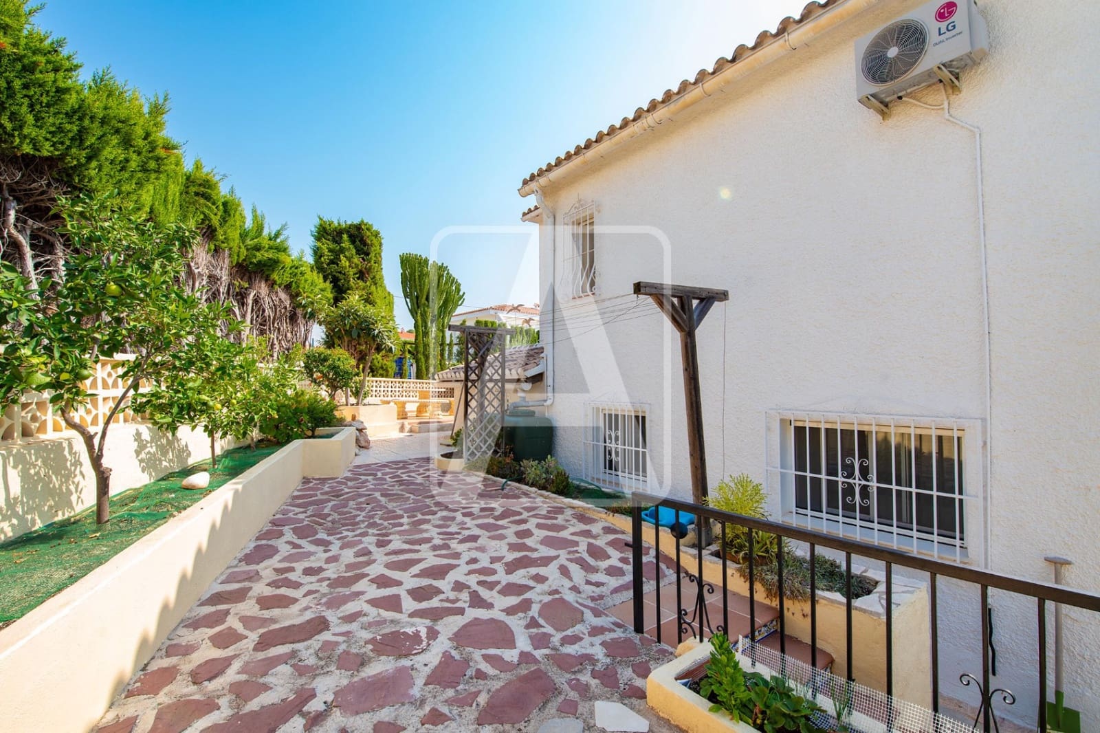 5 bedroom Villa for sale in Calpe / Calp with pool garage - € 460,000 (Ref: 9184582)