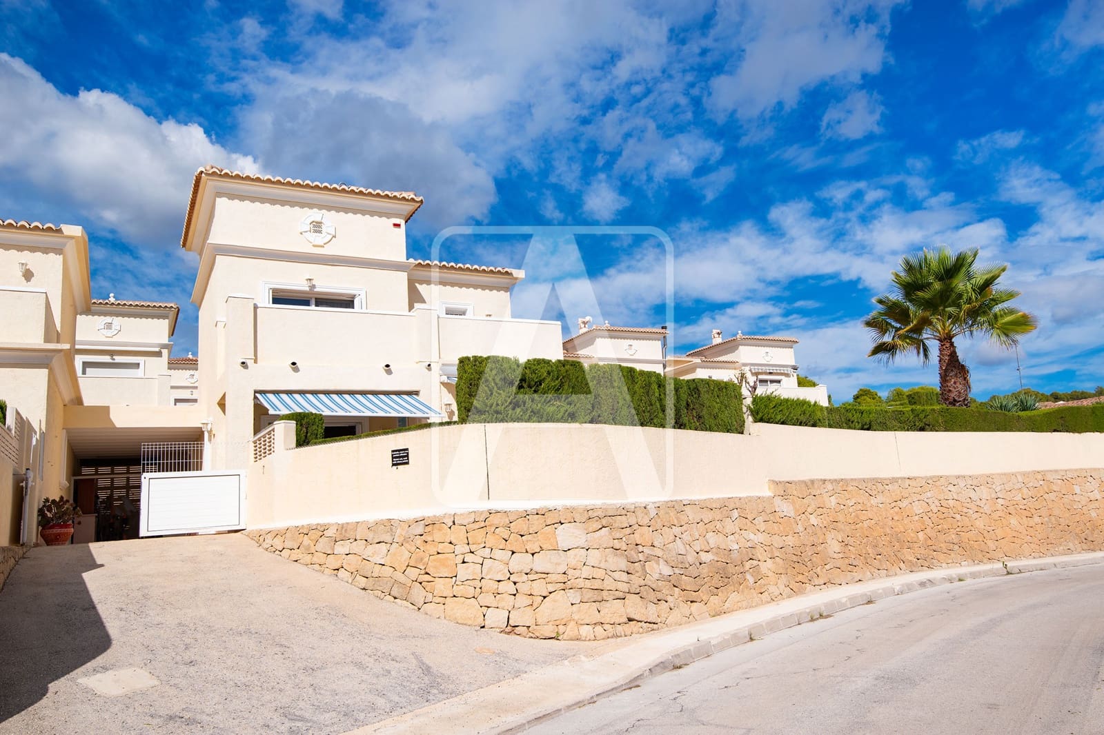 3 slaapkamer Rijtjeshuis te koop in Calpe / Calp met zwembad garage - € 425.000 (Ref: 9438976)