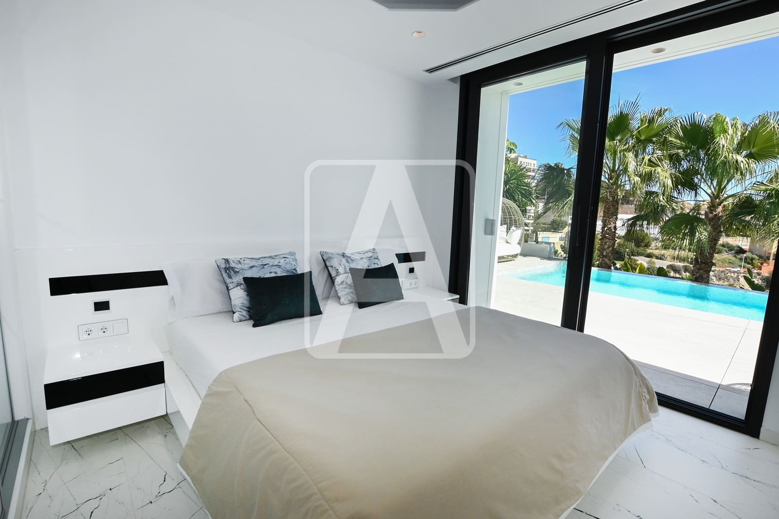 4 makuuhuone Huvila myytävänä paikassa Calpe / Calp mukana 
autotalli - 2 800 000 € (Ref: 9510356)