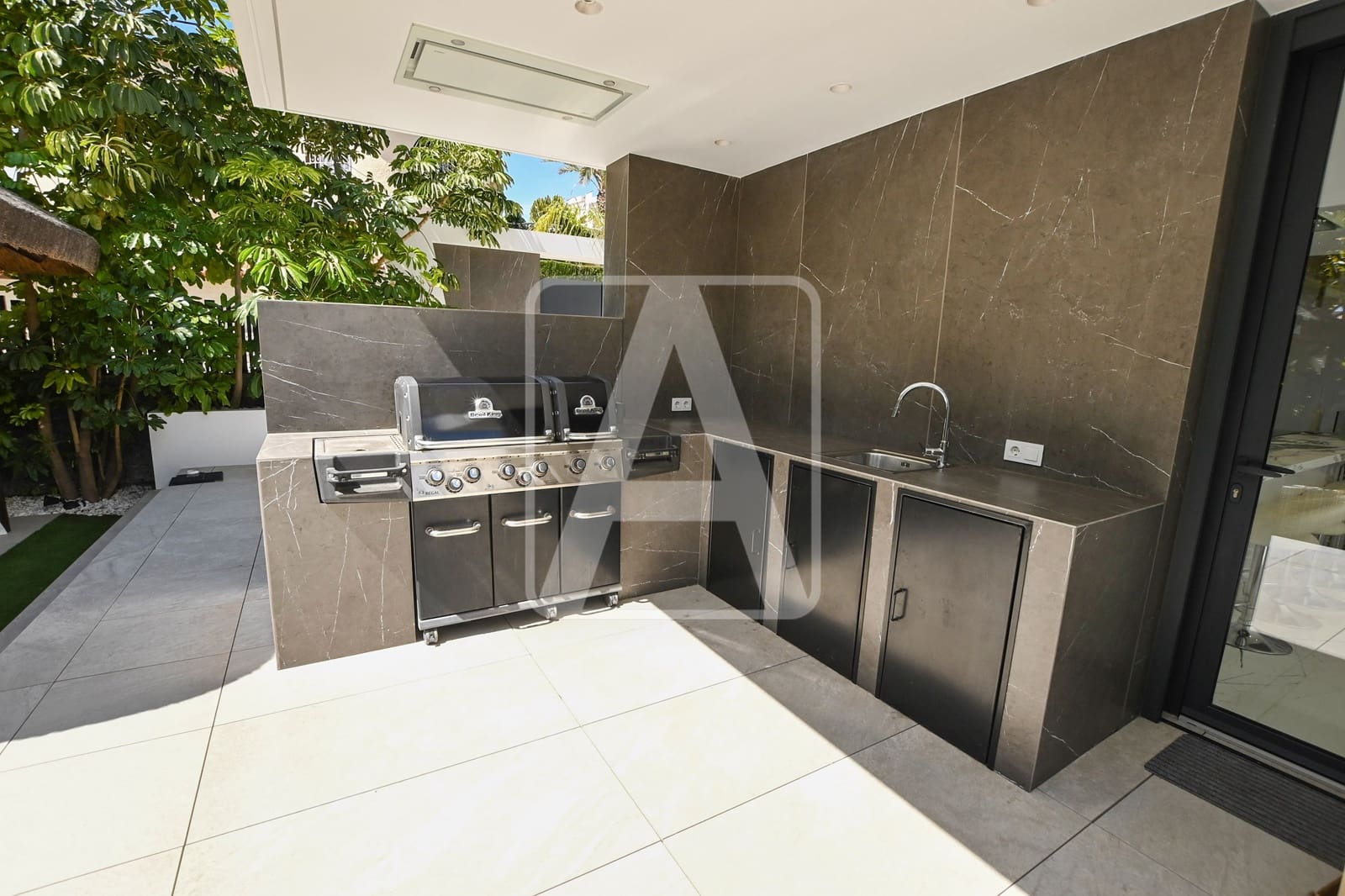 4 makuuhuone Huvila myytävänä paikassa Calpe / Calp mukana 
autotalli - 2 800 000 € (Ref: 9510356)