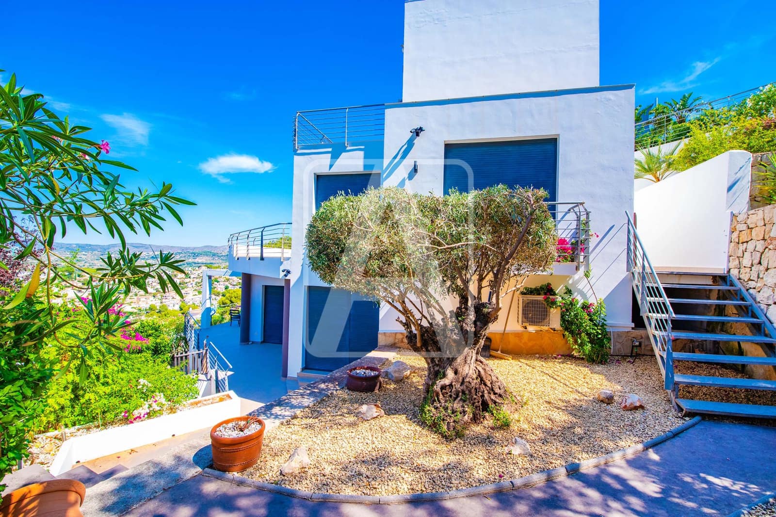 5 bedroom Villa for sale in Moraira with pool garage - € 1,495,000 (Ref: 9713366)