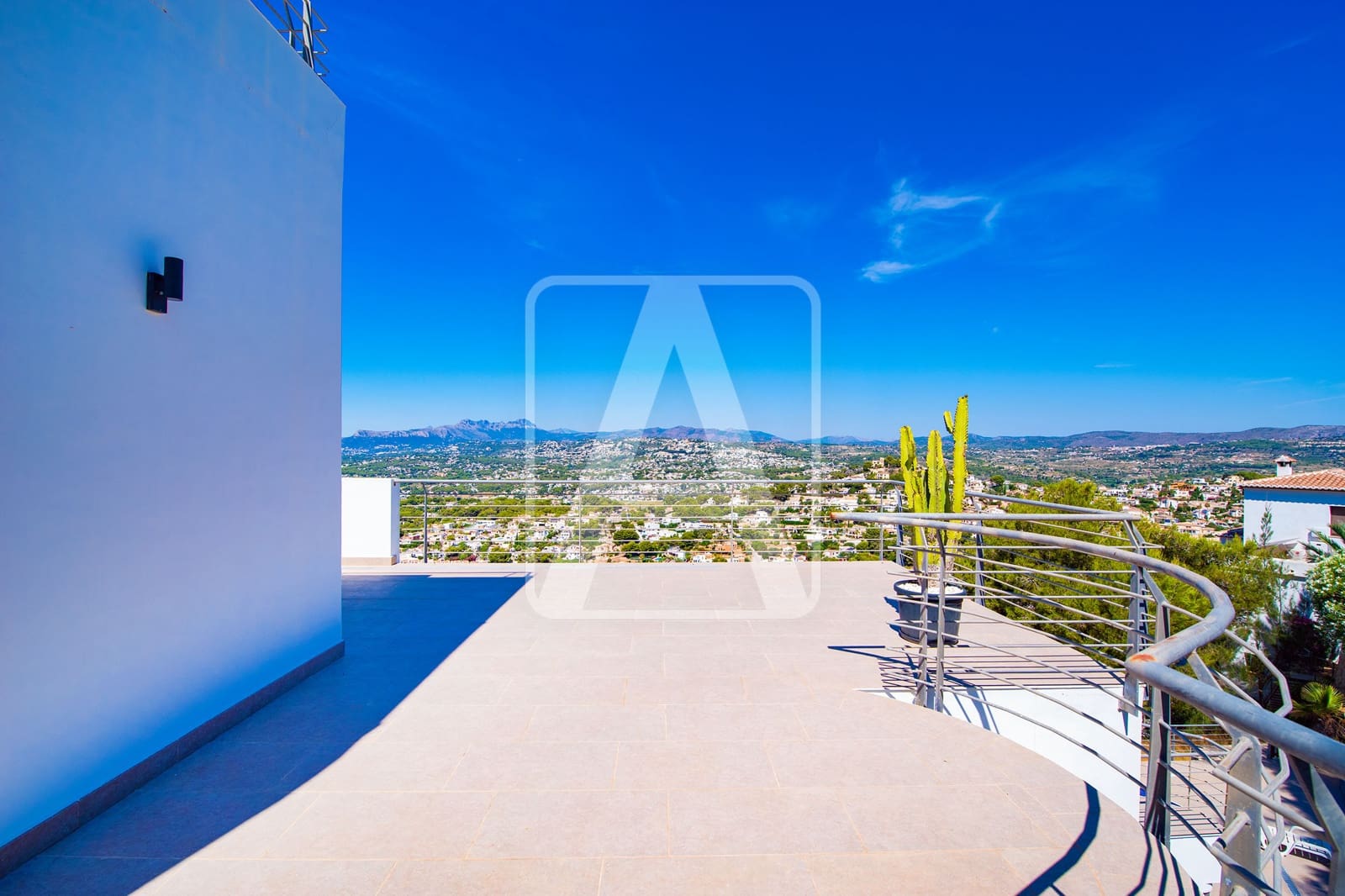 5 bedroom Villa for sale in Moraira with pool garage - € 1,495,000 (Ref: 9713366)