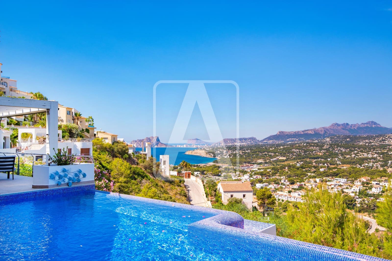 5 bedroom Villa for sale in Moraira with pool garage - € 1,495,000 (Ref: 9713366)